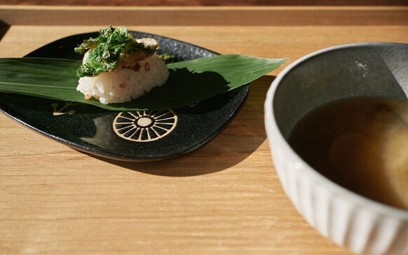 A stay with views of fishing boats